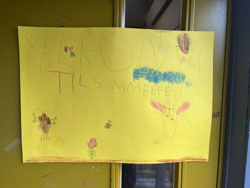 "Velkommen til sommerfest", laget av barn på Gul avdeling!